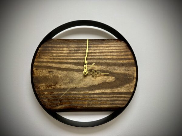 Designer-Wanduhr „Vintage Flair“ – Kiefer massiv & goldene Zeiger – Bild 3