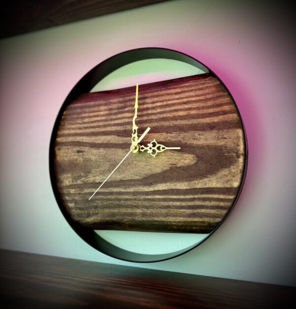 Designer-Wanduhr „Vintage Flair“ – Kiefer massiv & goldene Zeiger