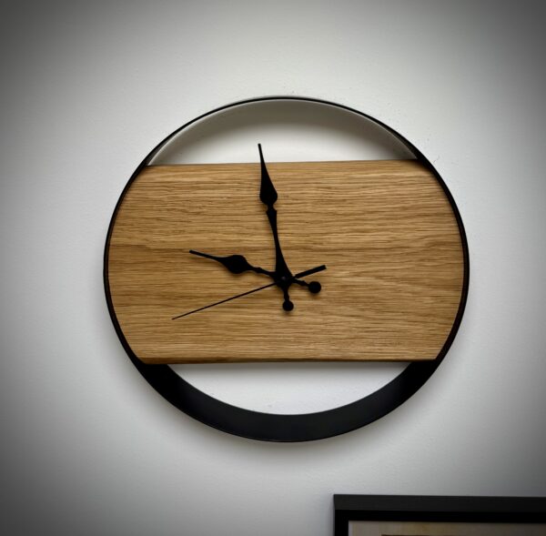 Designer-Wanduhr „Eiche Klassik“ – gebürstete Eiche & Zierspitz-Zeiger – Bild 4