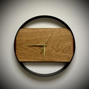 Designer-Wanduhr „Eiche & Kirsch-Akzent“ – Goldzeiger & feine Details
